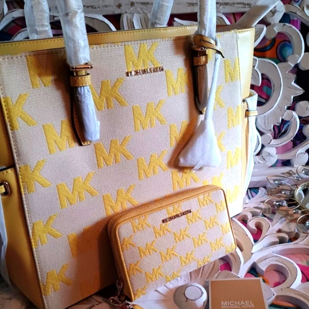 NEW! MICHAEL KORS LARGE GILLY DRAWSTRING TOTE W/WRISTLET